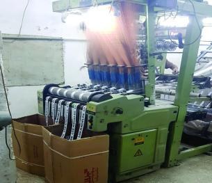 Weaving machines with label yarns